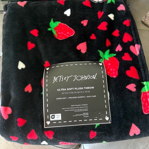 Betsey Johnson strawberry hearts plush throw blanket ultra soft - Picture 4 of 7